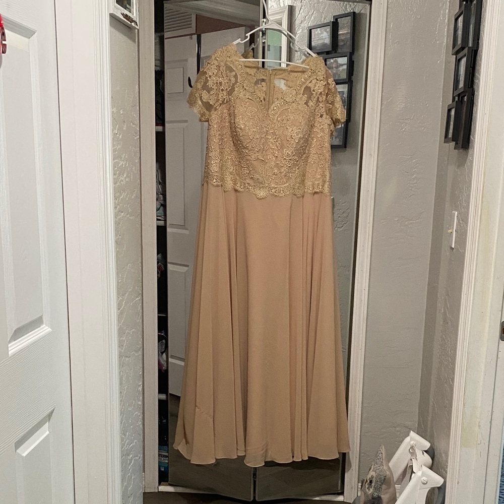 Elegant Lace Overlay Maxi Dress in Gold